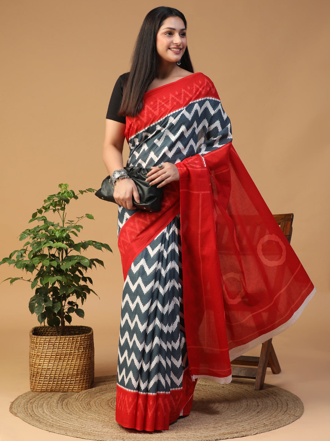 Red and Blue Zigzag Patterned Traditional Saree With Blouse Piece view 4
